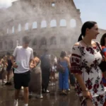 Ιταλία: Ψεκάζουν με νερό τους τουρίστες που σχηματίζουν ουρές έξω από το Κολοσσαίο ΒΙΝΤΕΟ
