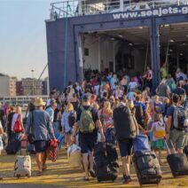 «Βουλιάζουν» λιμάνια και δρόμοι από τους αδειούχους του Ιουλίου 1 «Βουλιάζουν» λιμάνια και δρόμοι από τους αδειούχους του Ιουλίου