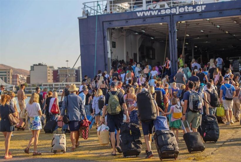 «Βουλιάζουν» λιμάνια και δρόμοι από τους αδειούχους του Ιουλίου 4 «Βουλιάζουν» λιμάνια και δρόμοι από τους αδειούχους του Ιουλίου