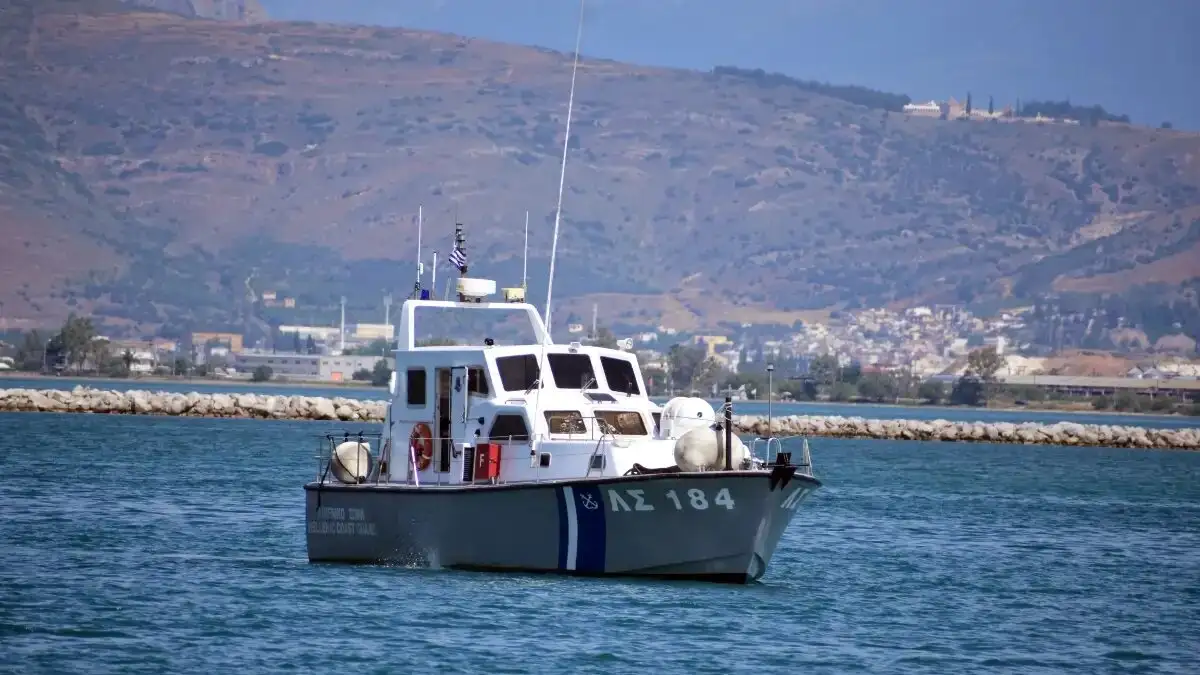 Λιμενικό σκάφος στη θάλασσα