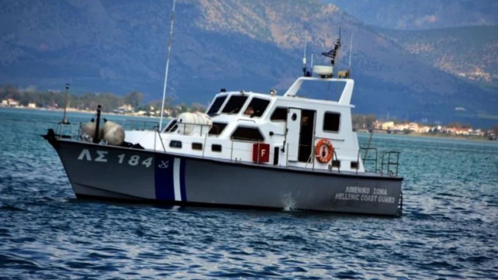 Περιπολικό του Λιμενικού Σώματος ΛΣ 184 στη θάλασσα, με ακτογραμμή κ…