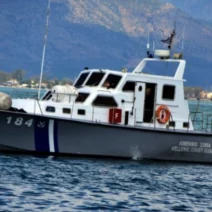 Ηράκλειο: Επιχείρηση διάσωσης 47 μεταναστών 3 Περιπολικό του Λιμενικού Σώματος ΛΣ 184 στη θάλασσα, με ακτογραμμή κ…