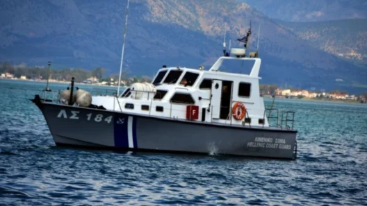 Ηράκλειο: Επιχείρηση διάσωσης 47 μεταναστών 16 Περιπολικό του Λιμενικού Σώματος ΛΣ 184 στη θάλασσα, με ακτογραμμή κ…