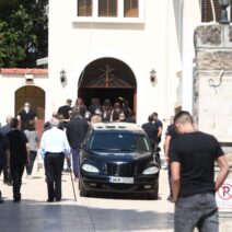 Βαρύ το κλίμα στην κηδεία του Λορέντζο Καριέρε ΦΩΤΟ 3 Βαρύ το κλίμα στην κηδεία του Λορέντζο Καριέρε ΦΩΤΟ