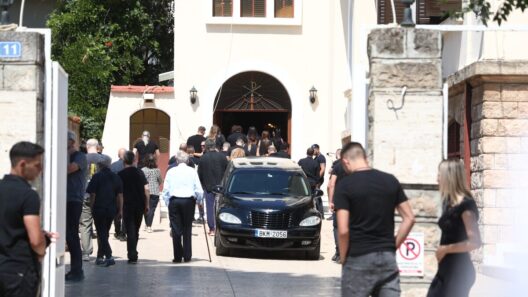 Βαρύ το κλίμα στην κηδεία του Λορέντζο Καριέρε ΦΩΤΟ 13 Βαρύ το κλίμα στην κηδεία του Λορέντζο Καριέρε ΦΩΤΟ