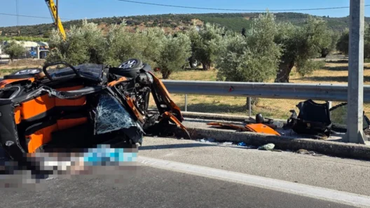 Λέσβος: Ανατράπηκε ΙΧ, ανασύρθηκαν νεκρές δύο γυναίκες 12 Λέσβος: Ανατράπηκε ΙΧ, ανασύρθηκαν νεκρές δύο γυναίκες