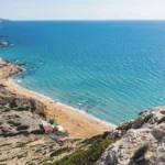 Η Κόκκινη Άμμος στα Μάταλα φιγουράρει ανάμεσα στις κορυφαίες παραλίες στον κόσμο
