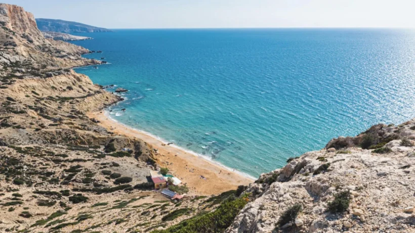 Η Κόκκινη Άμμος στα Μάταλα φιγουράρει ανάμεσα στις κορυφαίες παραλίες στον κόσμο