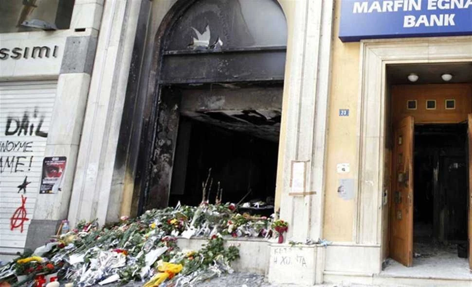 Marfin: Συλλήψεις για τη φονική επίθεση του 2010 με θύμα και την Αιγιώτισσα Αγγελική Παπαθανασοπούλου - Στο «μικροσκόπιο» μια γυναίκα 5 Marfin: Συλλήψεις για τη φονική επίθεση του 2010 με θύμα και την Αιγιώτισσα Αγγελική Παπαθανασοπούλου - Στο «μικροσκόπιο» μια γυναίκα