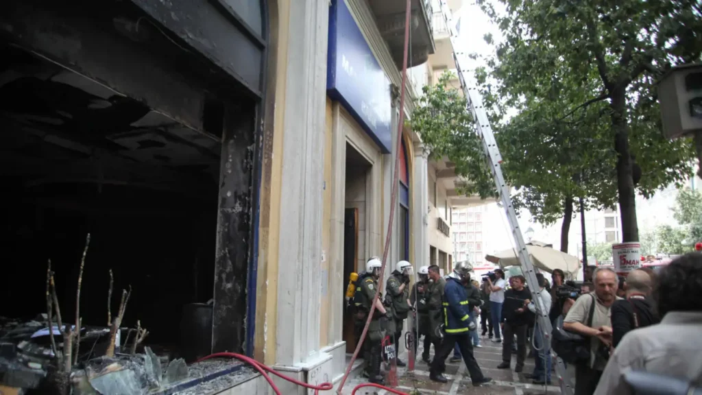 Καμένο κτίριο της Marfin Bank με αστυνομία, πυροσβέστες και πλήθος στον …