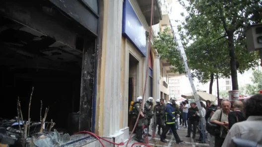 Καμένο κτίριο της Marfin Bank με αστυνομία, πυροσβέστες και πλήθος στον …