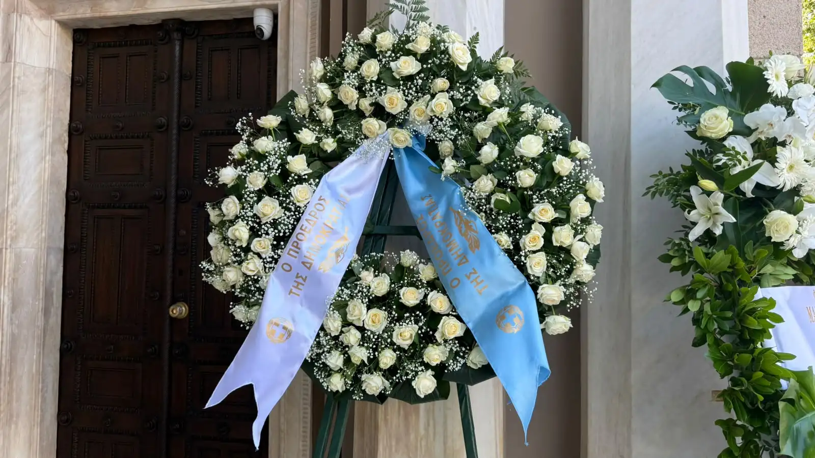 Κοντού: Βαθιά συγκίνηση στην κηδεία της αξέχαστης ηθοποιού ΦΩΤΟ 21 Κοντού: Βαθιά συγκίνηση στην κηδεία της αξέχαστης ηθοποιού ΦΩΤΟ