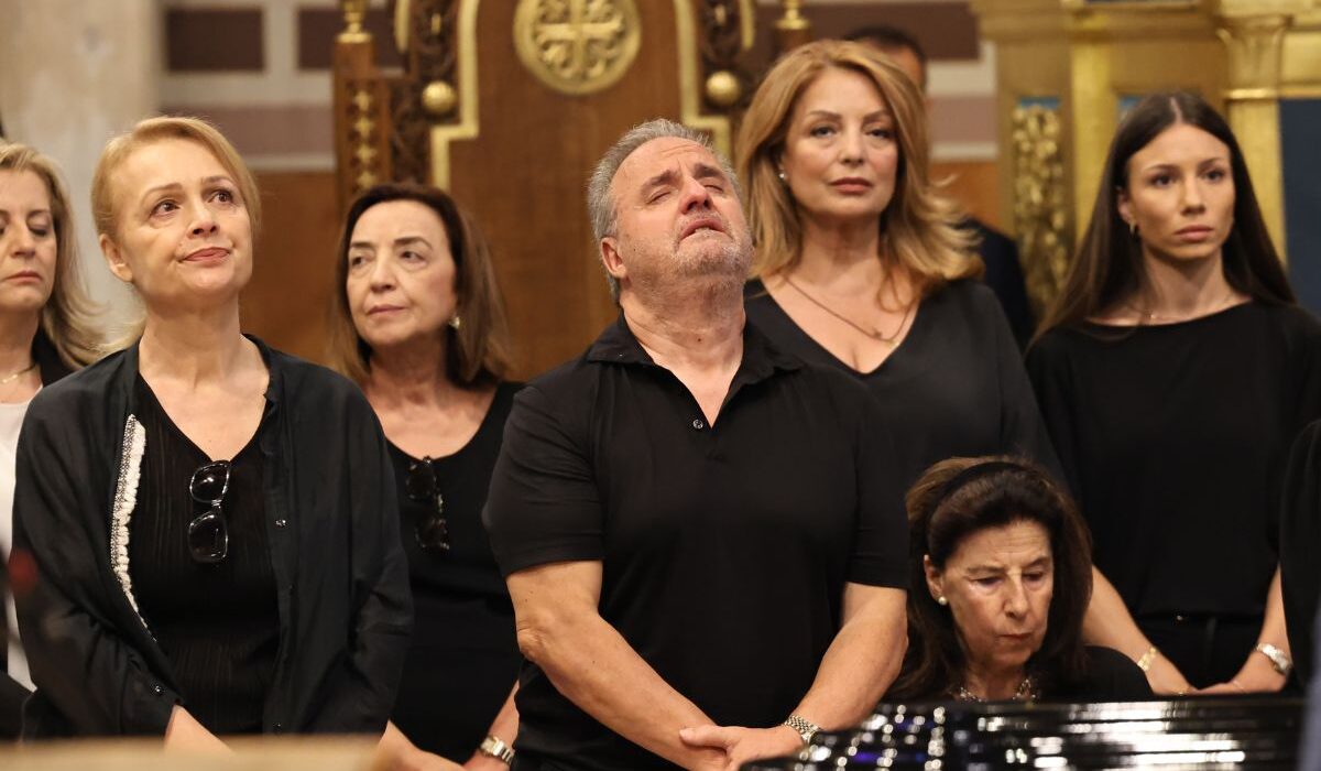 Κοντού: Βαθιά συγκίνηση στην κηδεία της αξέχαστης ηθοποιού ΦΩΤΟ 8 Κοντού: Βαθιά συγκίνηση στην κηδεία της αξέχαστης ηθοποιού ΦΩΤΟ