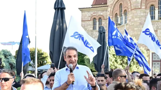 Ο Μητσοτάκης μιλάει στην Εύβοια