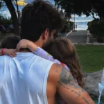 Ο Καλαβρτυτινός κλαρινίστας Άρης Μουγκοπέτρος σε τρυφερή στιγμή με τις κόρες του ΦΩΤΟ