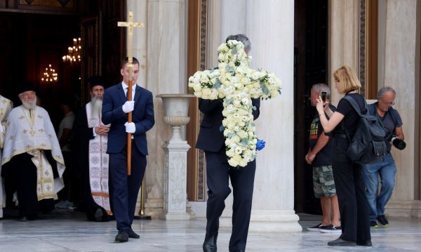 Κοντού: Βαθιά συγκίνηση στην κηδεία της αξέχαστης ηθοποιού ΦΩΤΟ 6 Κοντού: Βαθιά συγκίνηση στην κηδεία της αξέχαστης ηθοποιού ΦΩΤΟ