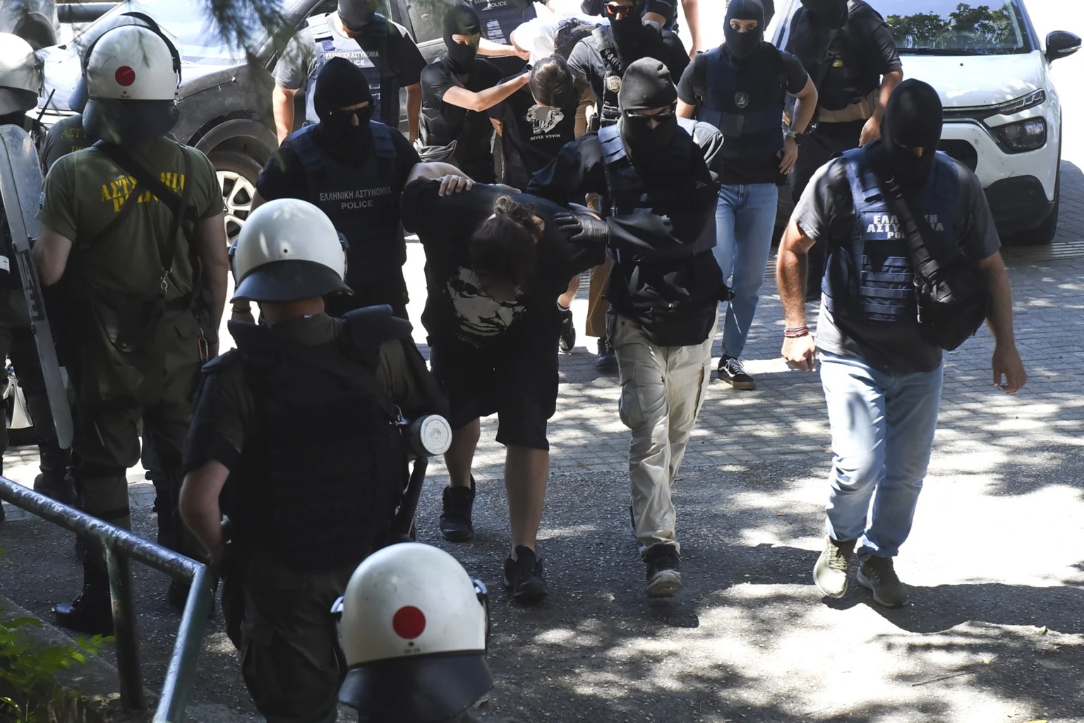 Νέα κεφάλαια στην υπόθεση Νέστορα – Οι τρεις συλληφθέντες ενώπιον της εισαγγελέως 1 Νέα κεφάλαια στην υπόθεση Νέστορα – Οι τρεις συλληφθέντες ενώπιον της εισαγγελέως