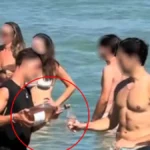 Υπάλληλος beach bar σερβίρει πελάτες μέσα στη θάλασσα της Πάρου ΒΙΝΤΕΟ