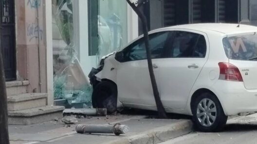 Πάτρα: ΙΧ «μπήκε» σε βιτρίνα καταστήματος ΦΩΤΟ 7 Πάτρα: ΙΧ «μπήκε» σε βιτρίνα καταστήματος ΦΩΤΟ