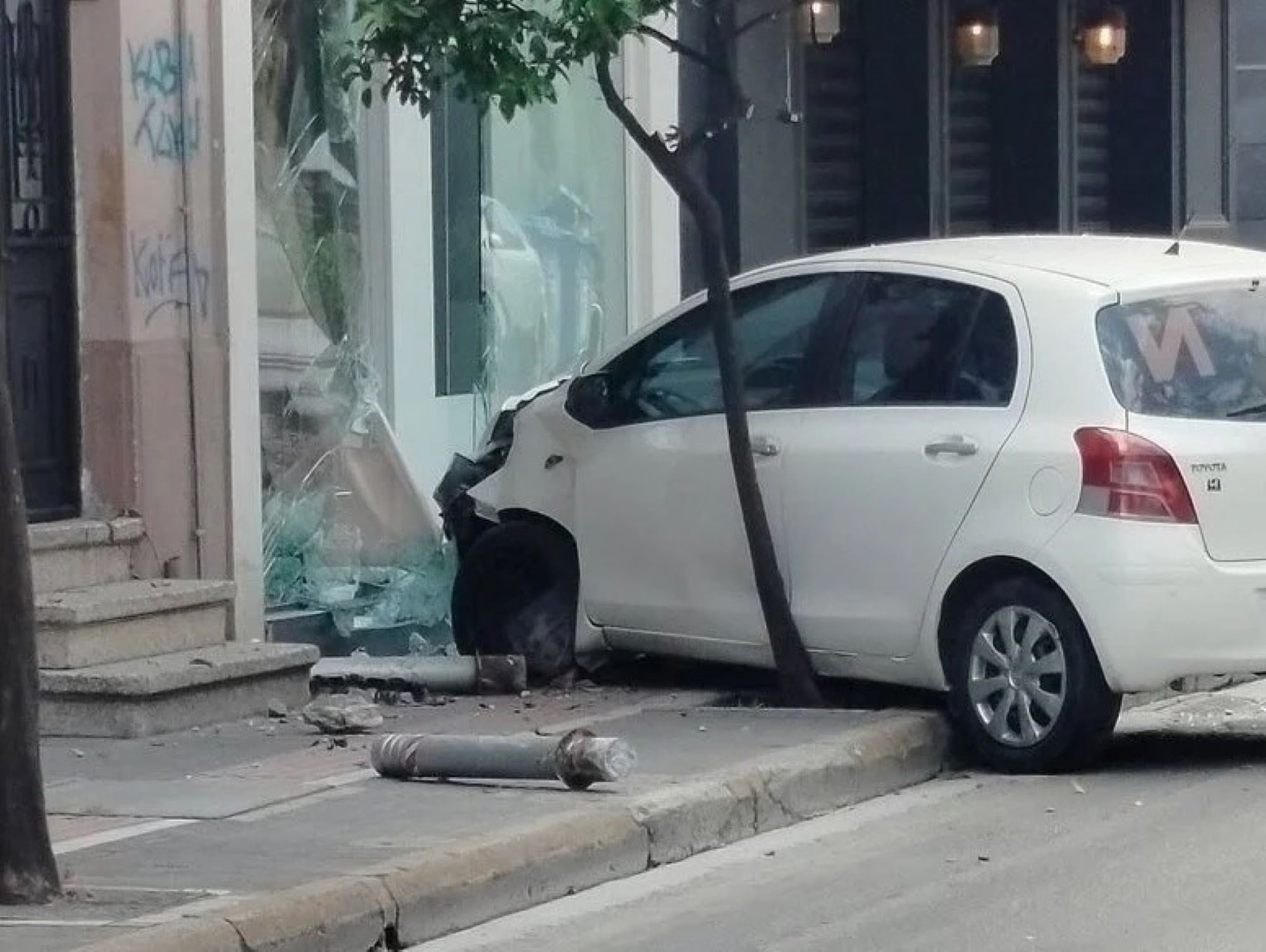 Πάτρα: ΙΧ «μπήκε» σε βιτρίνα καταστήματος ΦΩΤΟ