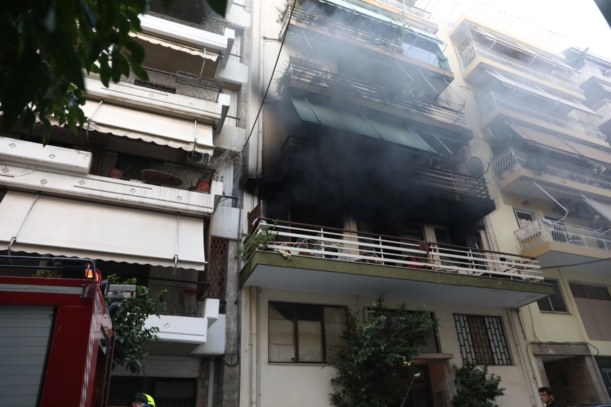 Πειραιάς: Φωτιά σε διαμέρισμα ΦΩΤΟ