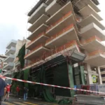 Πειραιάς: Κατέρρευσε σκαλωσιά από ισχυρούς ανέμους ΒΙΝΤΕΟ-ΦΩΤΟ