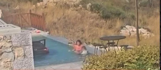 Μάνη: Γυναίκα οδηγός πάρκαρε σε πισίνα ξενοδοχείου ΒΙΝΤΕΟ 1 Γυναίκα οδηγός πάρκαρε αυτοκίνητο σε πισίνα ξενοδοχείου στη Μάνη.