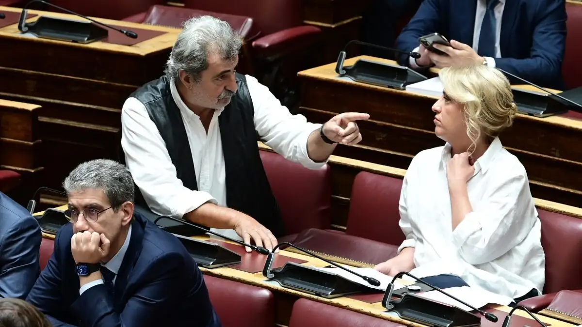 Ο Πολάκης ζητά να «αποσυρθεί οικειοθελώς» η Δούρου από την κούρσα για την ηγεσία του ΣΥΡΙΖΑ