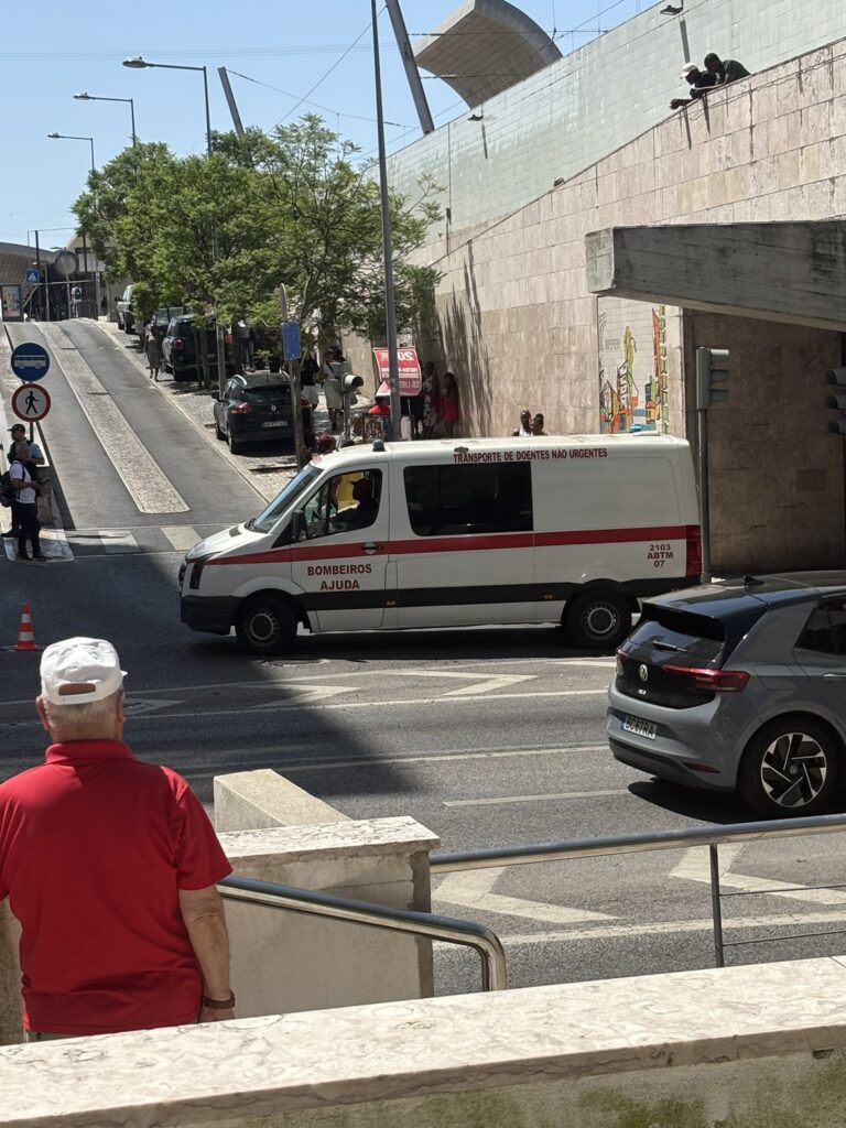 Πορτογαλία: Λεωφορείο «θέρισε» κόσμο σε στάση ΦΩΤΟ - ΒΙΝΤΕΟ 6 Πορτογαλία: Λεωφορείο «θέρισε» κόσμο σε στάση ΦΩΤΟ - ΒΙΝΤΕΟ