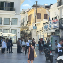 Τήνος: Ουρές στα πρακτορεία λόγω του απαγορευτικού ΒΙΝΤΕΟ 1 Άνθρωποι περιμένουν σε ουρές έξω από πρακτορεία εισιτηρίων πλοίων…