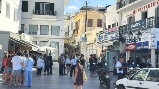 Τήνος: Ουρές στα πρακτορεία λόγω του απαγορευτικού ΒΙΝΤΕΟ 15 Άνθρωποι περιμένουν σε ουρές έξω από πρακτορεία εισιτηρίων πλοίων…