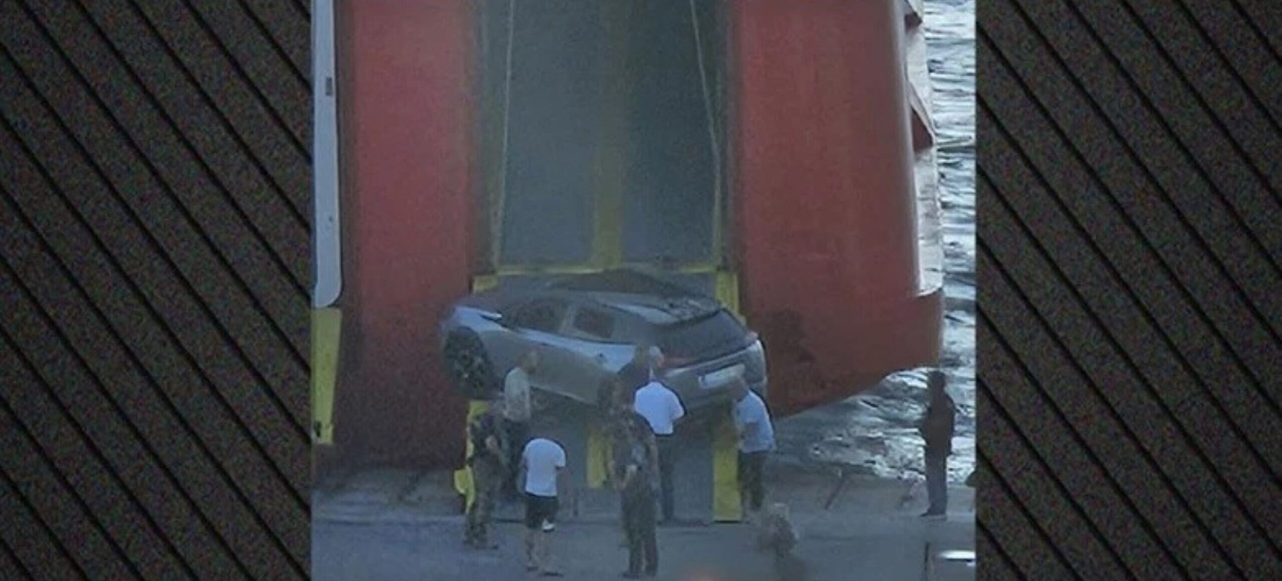 Ραφήνα: Απίστευτο σκηνικό με ΙΧ σε καταπέλτη πλοίου 1 Ραφήνα: Απίστευτο σκηνικό με ΙΧ σε καταπέλτη πλοίου