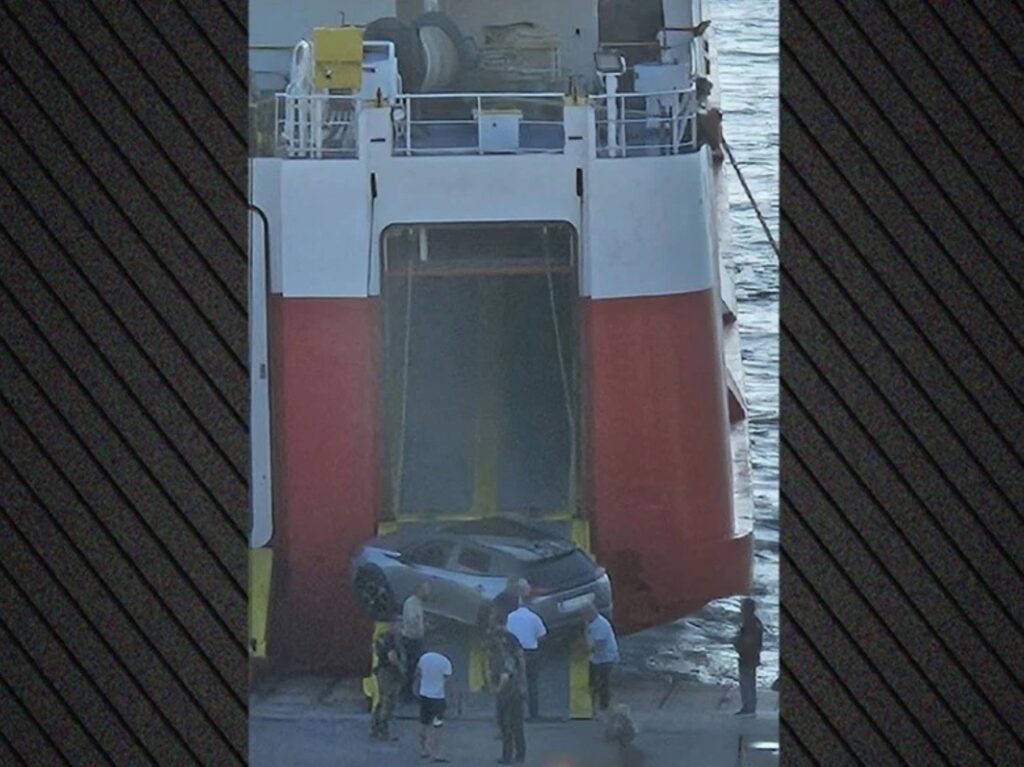 Ραφήνα: Απίστευτο σκηνικό με ΙΧ σε καταπέλτη πλοίου 5 Ραφήνα: Απίστευτο σκηνικό με ΙΧ σε καταπέλτη πλοίου