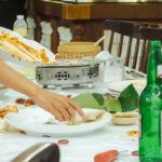 Γιατί βοηθάς τον σερβιτόρο να μαζέψει το τραπέζι; Τι αποκαλύπτει η κίνηση για την ψυχολογία σου