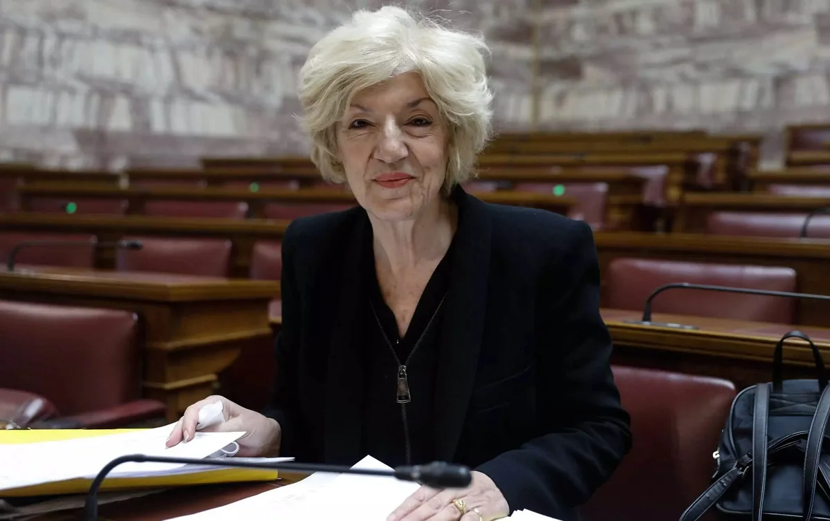 «Πατερναλισμός» 4 Η Σία Αναγνωστοπούλου συζητά για τον πατερναλισμό.