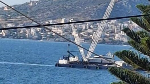 ΒΙΝΤΕΟ από την επιχείρηση μεταφοράς βυθισμένου σκάφους απο τη Σαλαμίνα 37 Πλωτός γερανός στη θάλασσα της Σαλαμίνας, με κτίρια και λόφους στο …