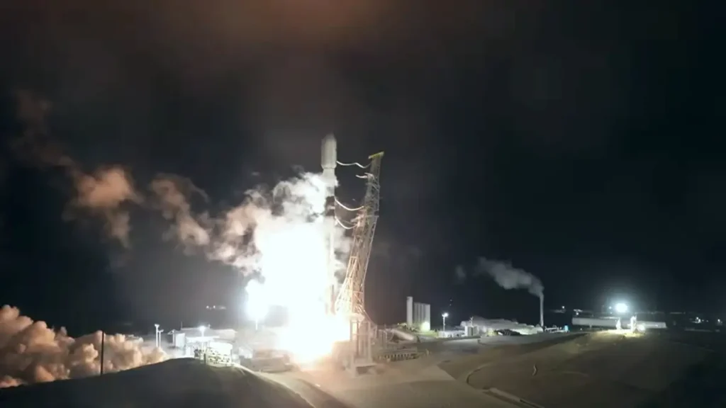 Ο πύραυλος Hyperion GR-1 εκτοξεύεται τη νύχτα με έντονες φλόγες και καπνό.