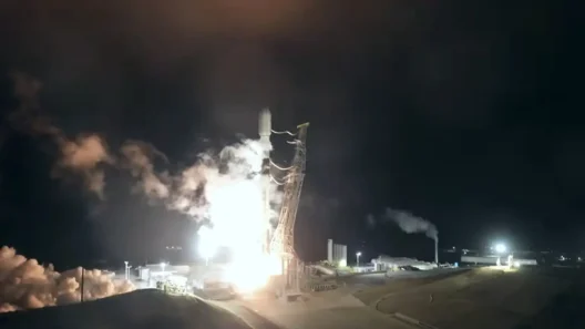 Ελλάδα: Σε τροχιά ο μικροδορυφόρος Hyperion GR-1, στην εποχή της εθνικής δορυφορικής γεωπαρατήρησης 13 Ο πύραυλος Hyperion GR-1 εκτοξεύεται τη νύχτα με έντονες φλόγες και καπνό.