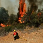 Κορωπί: Σε ύφεση η φωτιά – Παραμένουν οι πυροσβεστικές δυνάμεις
