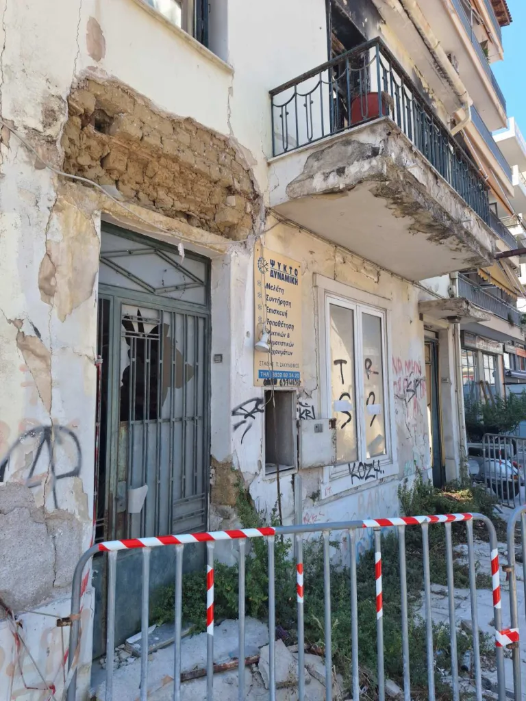 Πάτρα: Φωτιά σε κτίριο «φάντασμα» - Κραυγή αγωνίας περιοίκων ΦΩΤΟ