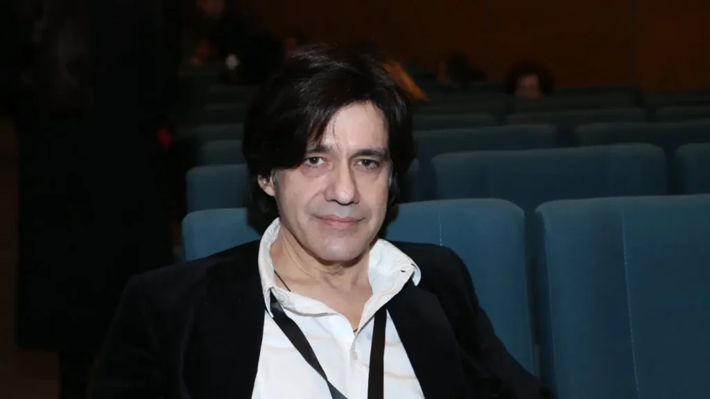 Πορτρέτο του συγγραφέα Αλέξη Σταμάτη σε αίθουσα.