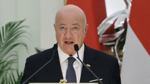 Φαλακρός άνδρας με κοστούμι και γραβάτα, με καρφίτσα σημαίας Ινδία…