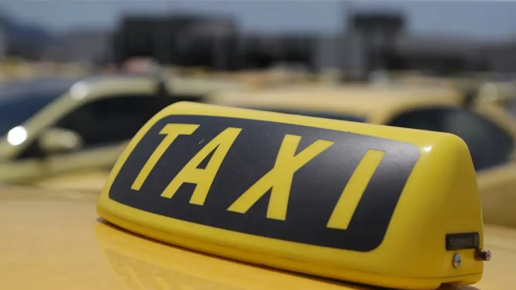 Αθήνα: Ταξιτζής απείλησε 17χρονους γιατί αρνήθηκαν να πληρώσουν διπλάσιο κόμιστρο ΒΙΝΤΕΟ