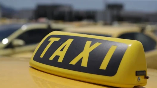 Αθήνα: Ταξιτζής απείλησε 17χρονους γιατί αρνήθηκαν να πληρώσουν διπλάσιο κόμιστρο ΒΙΝΤΕΟ 13 Αθήνα: Ταξιτζής απείλησε 17χρονους γιατί αρνήθηκαν να πληρώσουν διπλάσιο κόμιστρο ΒΙΝΤΕΟ