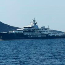 ΠΕΠΙΕΘ: Δισεκατομμυριούχοι στις Κυκλάδες – Το mega yacht Multiverse στη Μήλο ΦΩΤΟ - ΒΙΝΤΕΟ