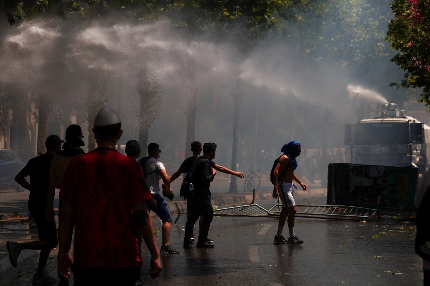 Τίρανα: Άγρια επεισόδια με τραυματίες έξω από τη Βουλή ΦΩΤΟ 30 Τίρανα: Άγρια επεισόδια με τραυματίες έξω από τη Βουλή ΦΩΤΟ