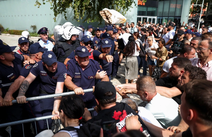 Τίρανα: Άγρια επεισόδια με τραυματίες έξω από τη Βουλή ΦΩΤΟ 29 Τίρανα: Άγρια επεισόδια με τραυματίες έξω από τη Βουλή ΦΩΤΟ