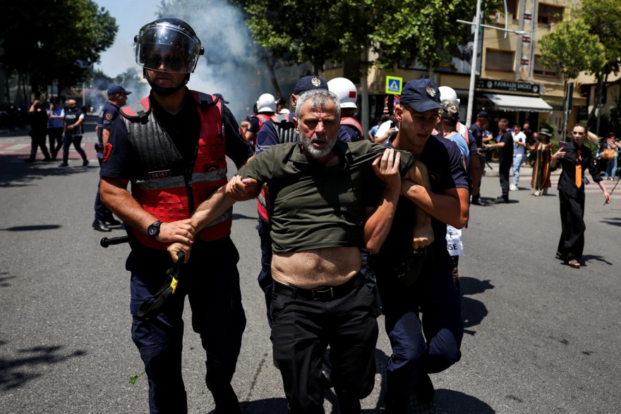 Τίρανα: Άγρια επεισόδια με τραυματίες έξω από τη Βουλή ΦΩΤΟ 28 Τίρανα: Άγρια επεισόδια με τραυματίες έξω από τη Βουλή ΦΩΤΟ