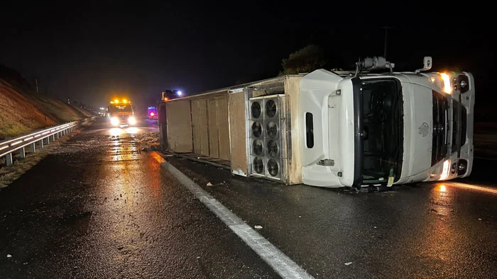 Φορτηγό με κοτόπουλα ανετράπη στην Ιόνια Οδό 1 Φορτηγό με κοτόπουλα ανετράπη στην Ιόνια Οδό