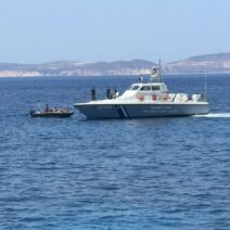 Φλέβες: Κινδύνευσαν επιβαίνοντες σε φουσκωτή λέμβο – Βάλλης: «Συγχαρητήρια στο Λιμενικό» για τη διάσωση BINTEO